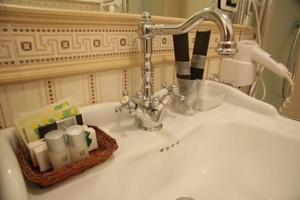 Triple Room | Bathroom sink