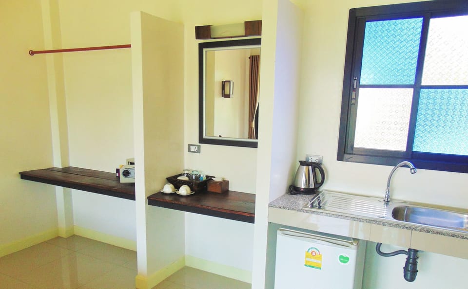 Shower, free toiletries, towels