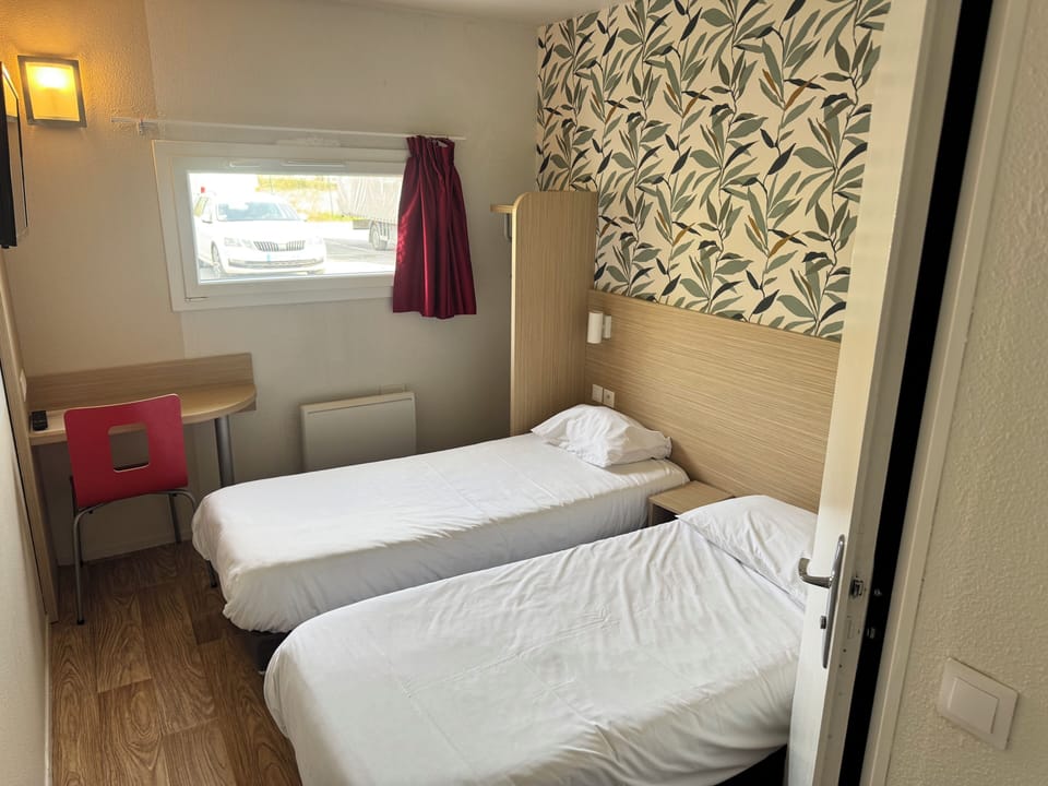 Hypo-allergenic bedding available, desk, WiFi (free), bed sheets