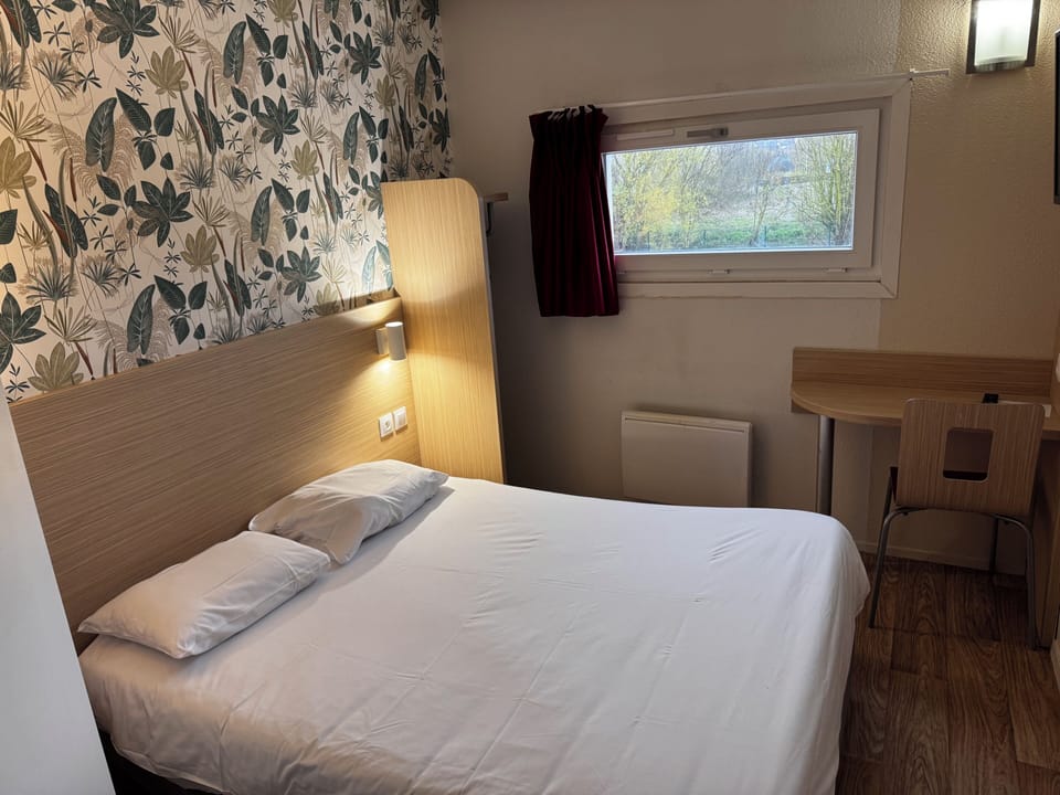 Room | Hypo-allergenic bedding available, desk, WiFi (free), bed sheets