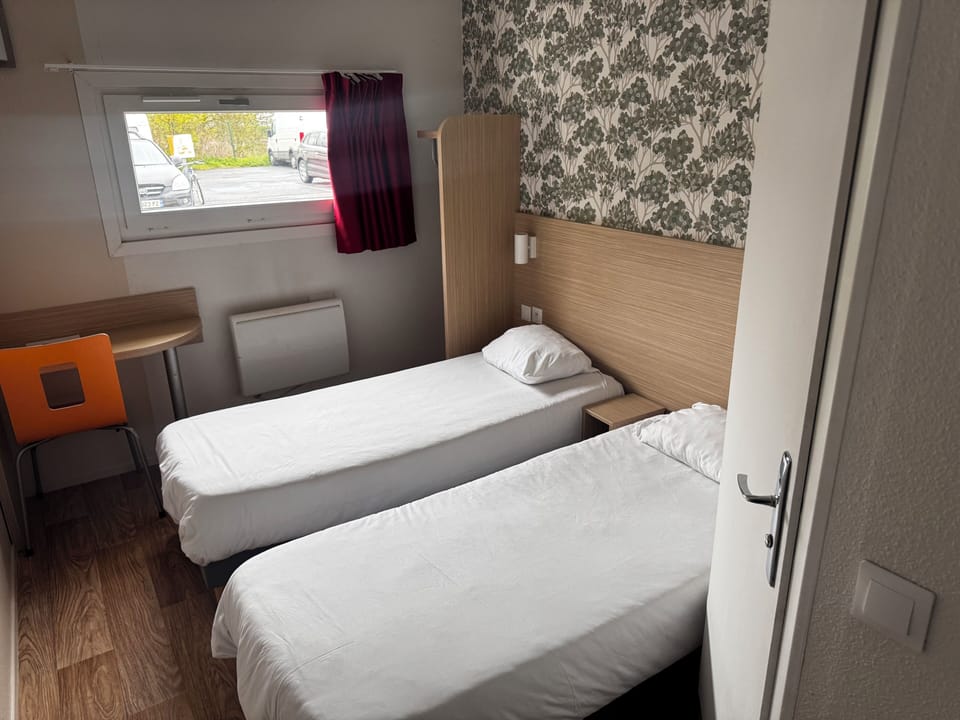Room | Hypo-allergenic bedding available, desk, WiFi (free), bed sheets