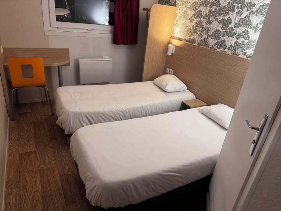Hypo-allergenic bedding available, desk, WiFi (free), bed sheets