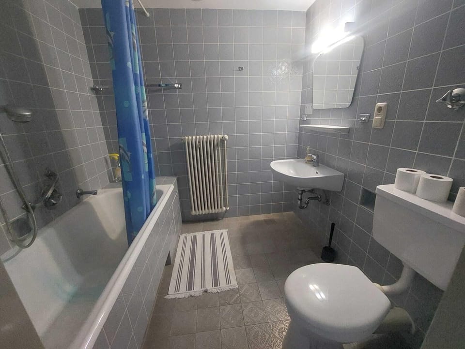 Double Room, 1 Queen Bed, Ensuite | Bathroom | Shower, towels