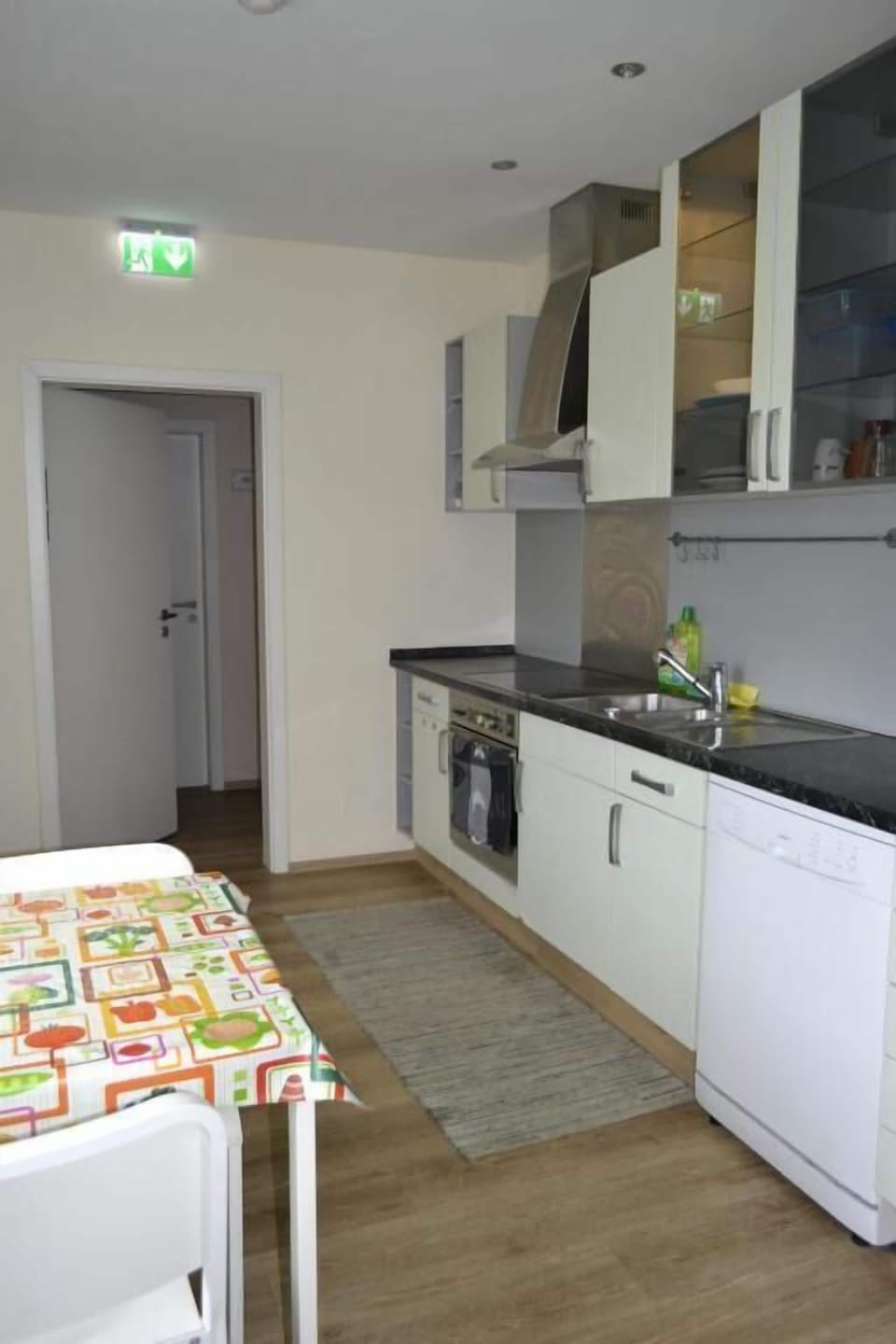 Double Room, Shared Bathroom | Private kitchen | Microwave, stovetop, cookware/dishes/utensils