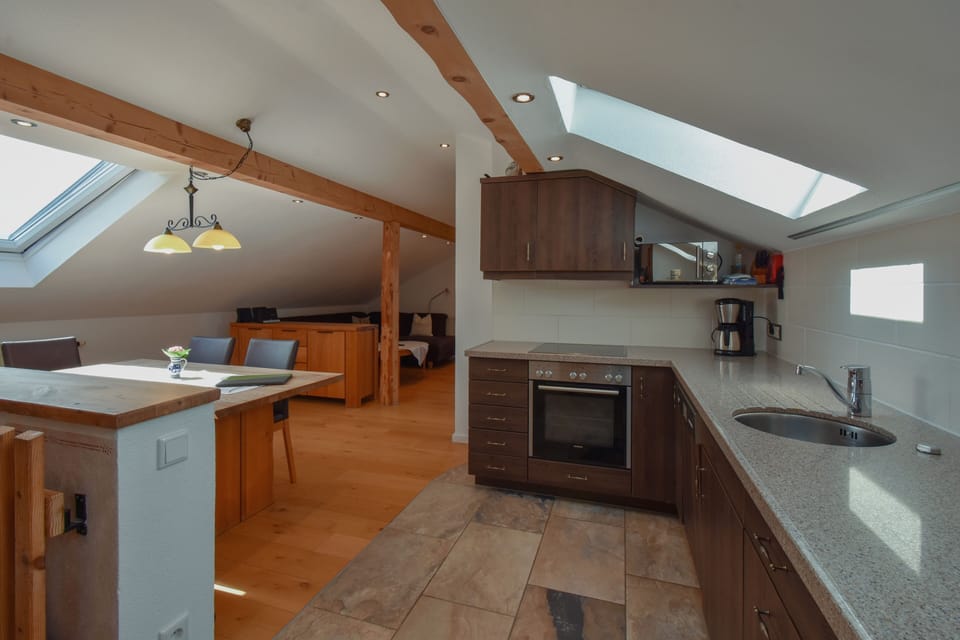 Apartment (Löwenzahn) | Private kitchen | Full-size fridge, microwave, oven, stovetop