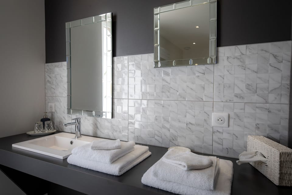 Double Room, 2 Twin Beds, Accessible, Non Smoking | Bathroom sink