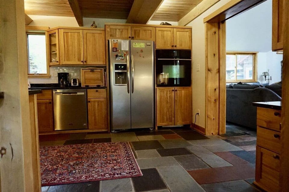 Kitchen Fridge & Oven