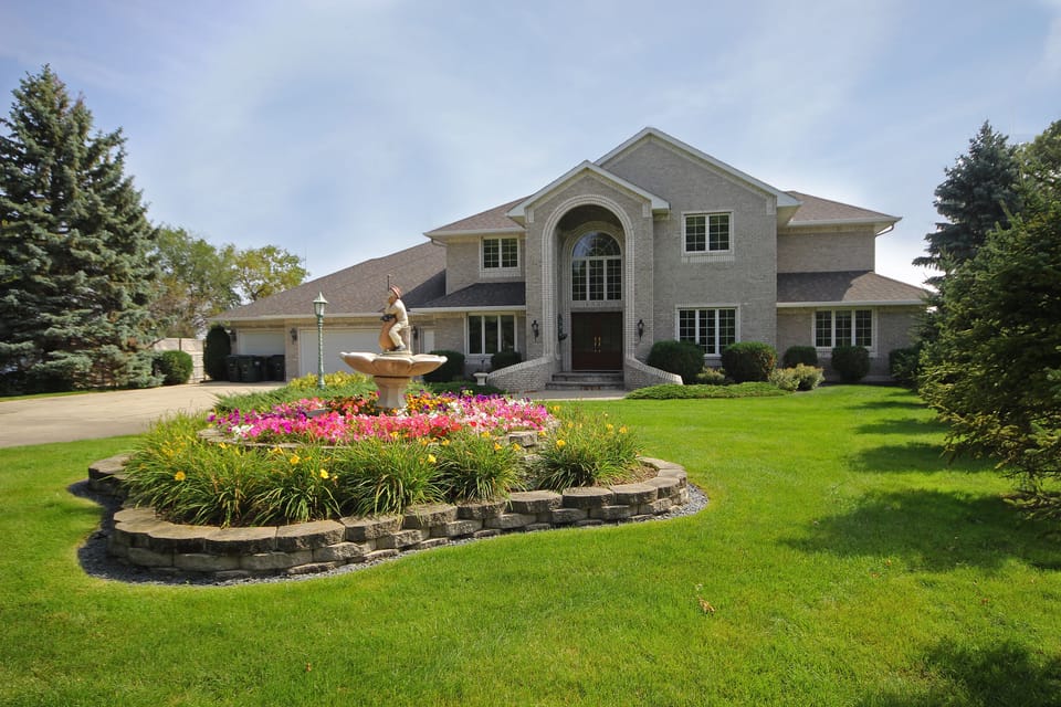 Front View of Lake Pointe
Flowers Vary