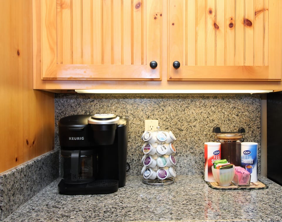 DUAL COFFEE-MAKER WITH BOTH SINGLE SERVE AND DRIP COFFEE AVAILABLE