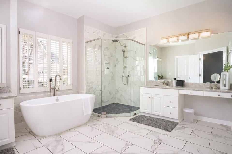 Main Bathroom - Walk-in Shower, Soaking Tub.