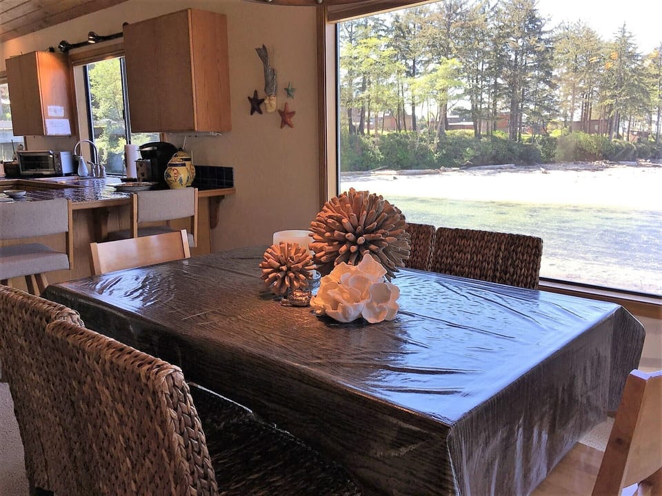 Oceanview dining area. Seats 6 with 3 extra bar chairs for seating behind it.