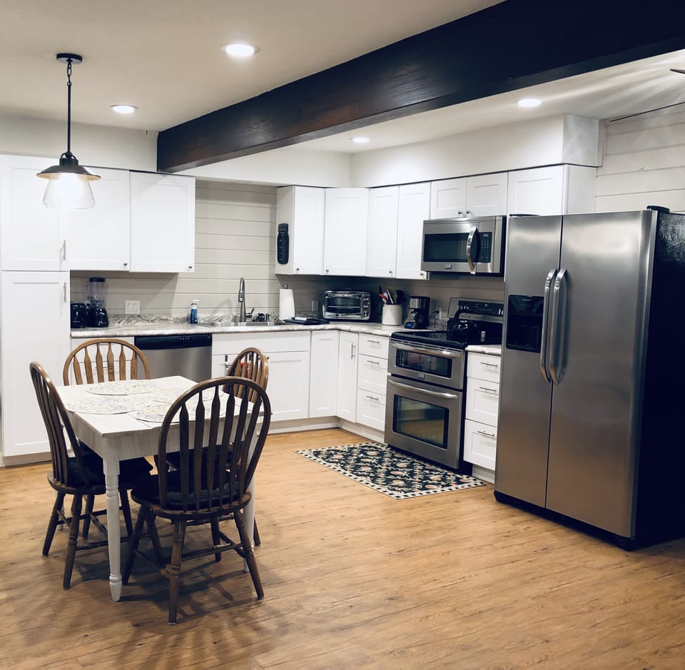 Kitchen and breakfast area