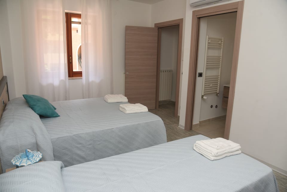 Deluxe Double Room, Courtyard View (with extra bed) | Desk, free cribs/infant beds, free WiFi, bed sheets