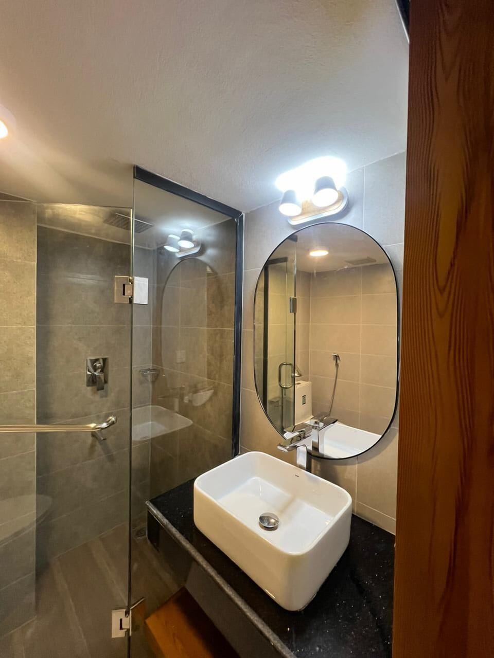 Shower, rainfall showerhead, free toiletries, slippers