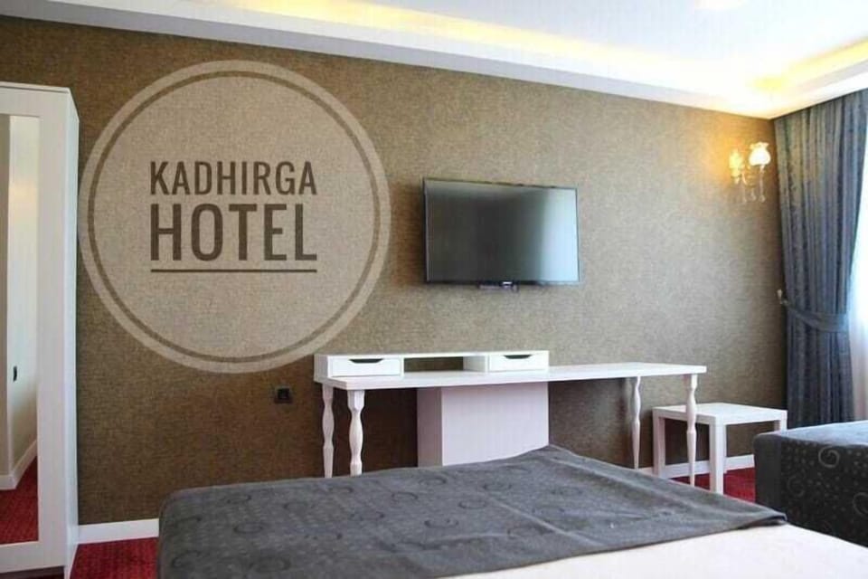Desk, soundproofing, free cribs/infant beds, free WiFi