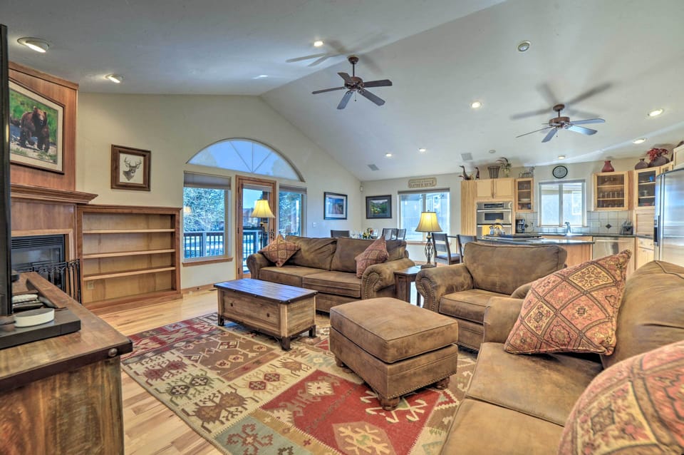 Living Room | Free WiFi | Central A/C & Heating | Smart TV