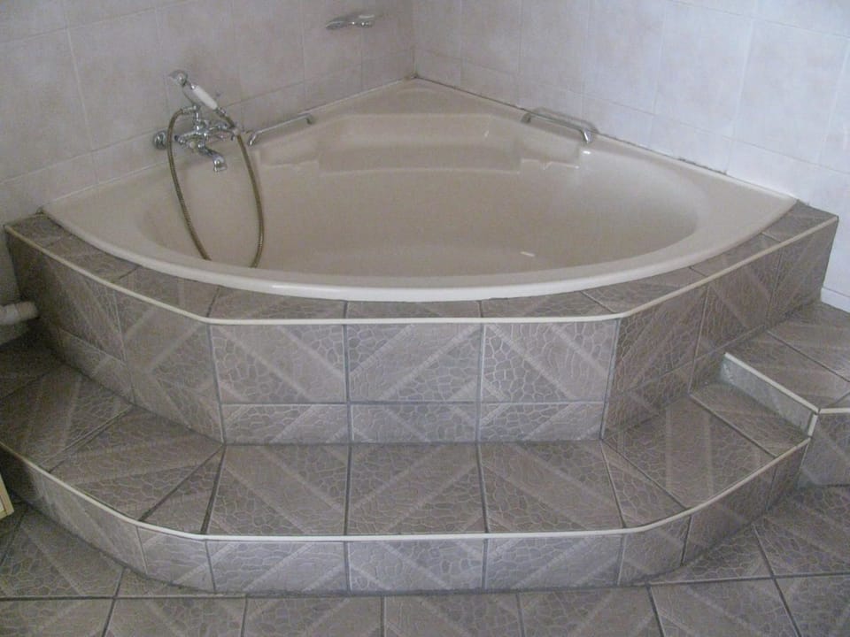 King Room | Bathroom | Jetted tub, towels
