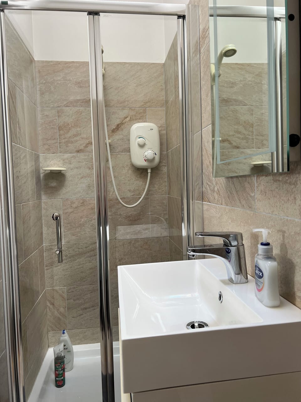 Bathroom 2 en suite with walk in 
shower

