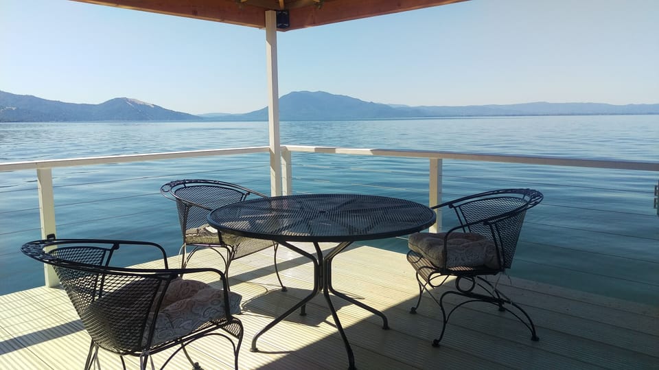 Sitting area on the lake
