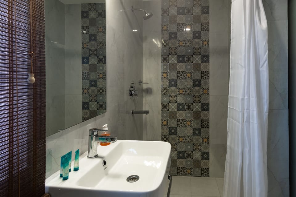 Executive Suite | Bathroom | Shower, rainfall showerhead, free toiletries, hair dryer