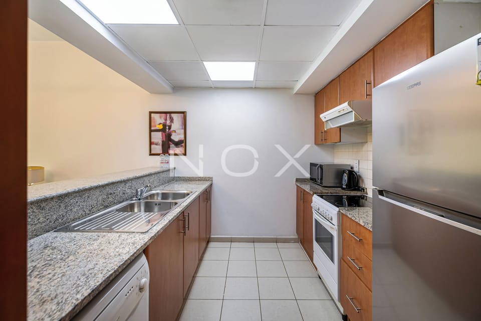 Full-size fridge, microwave, oven, stovetop