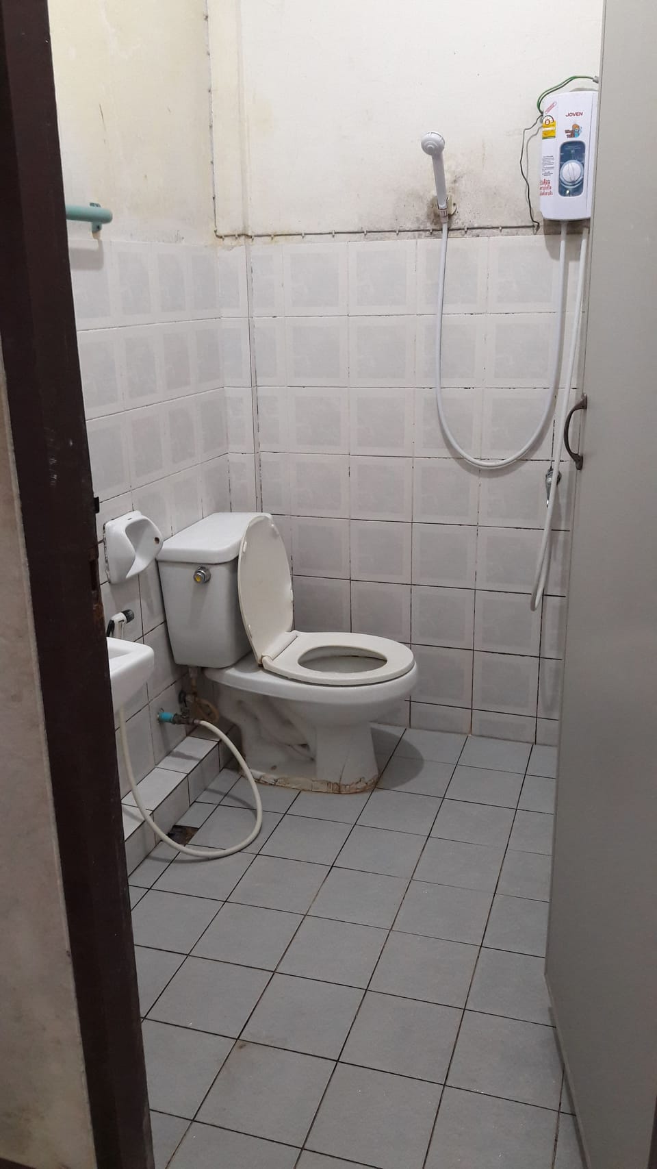 Standard Twin Room with Air Condition  | Bathroom amenities | Shower, free toiletries, towels