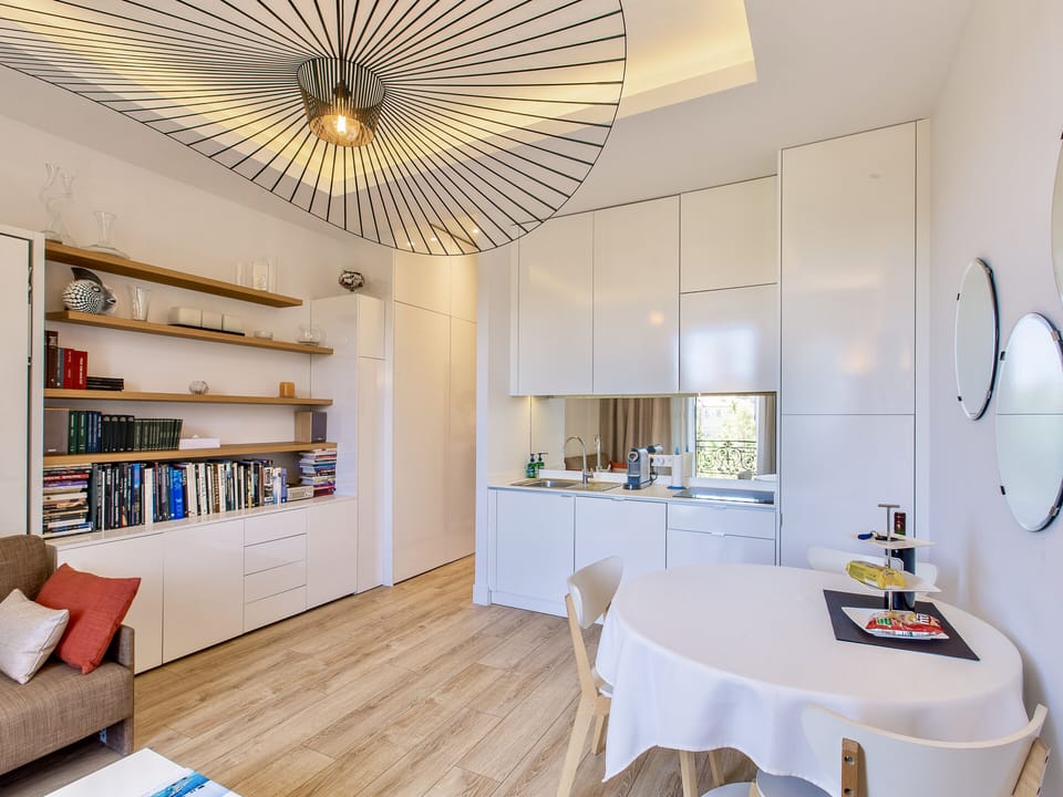 Big table, full fitted kitchen