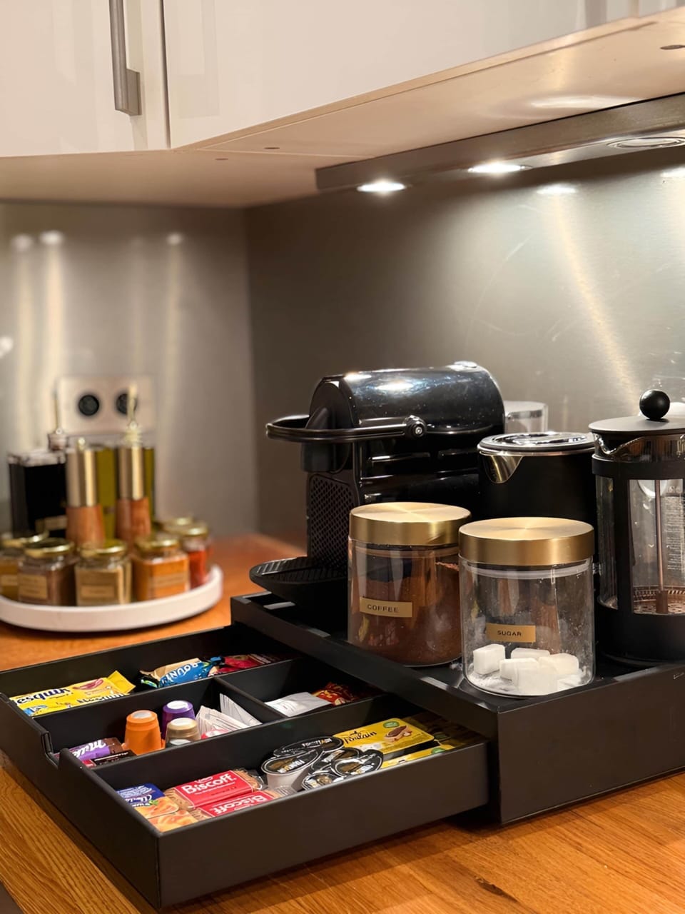 PARIS LYRIQUE – Plateau de bienvenue préparé avec soin pour votre arrivée