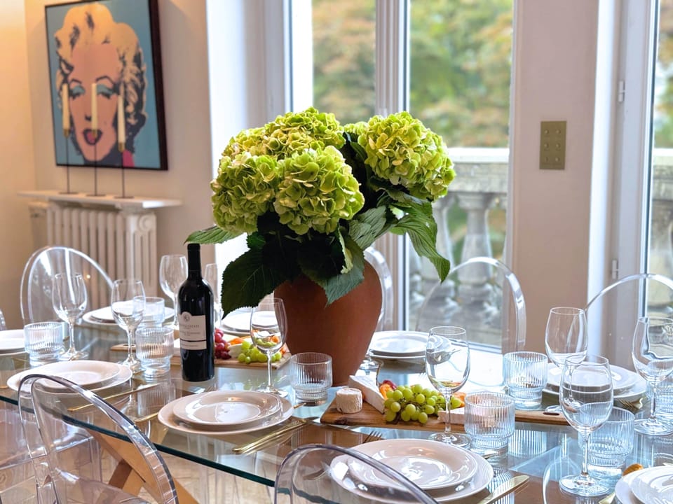 PARIS LYRIQUE – Espace repas spacieux avec table pour 10 convives