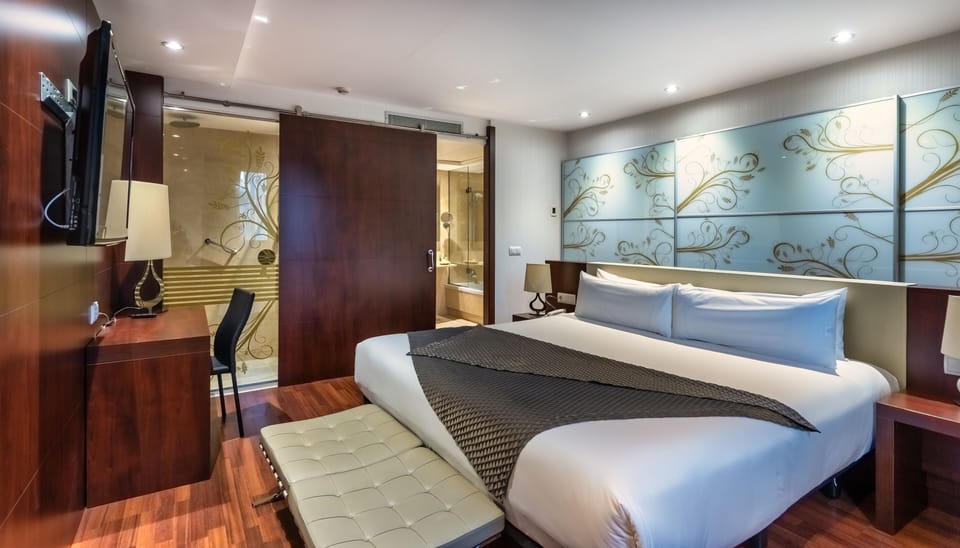 Executive Suite, 1 King Bed | Minibar, in-room safe, desk, laptop workspace