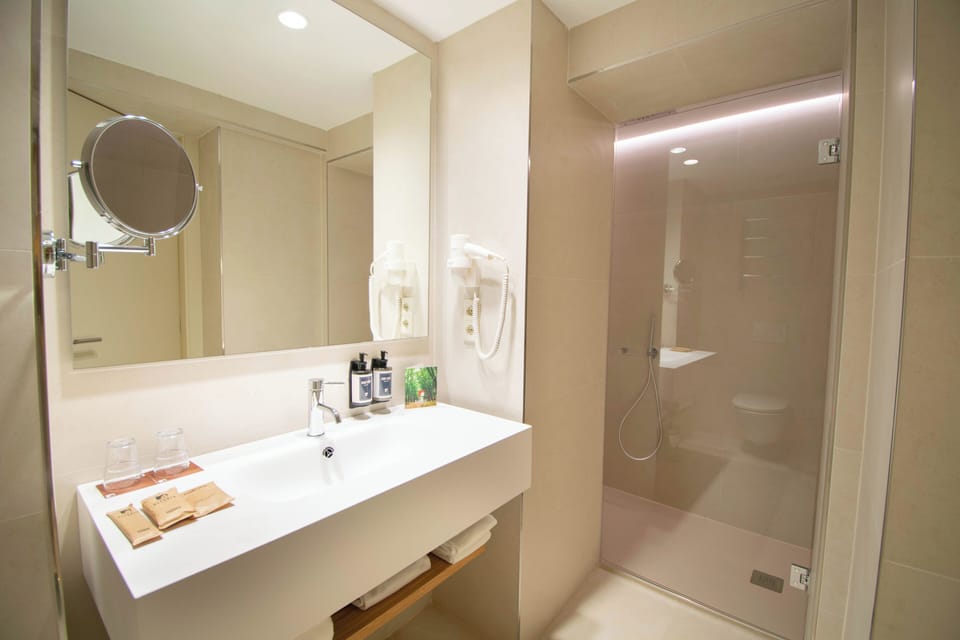 Comfort Double Room | Bathroom | Shower, rainfall showerhead, designer toiletries, hair dryer