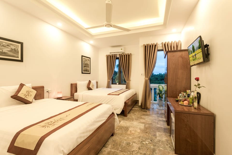 Premium bedding, minibar, desk, blackout drapes