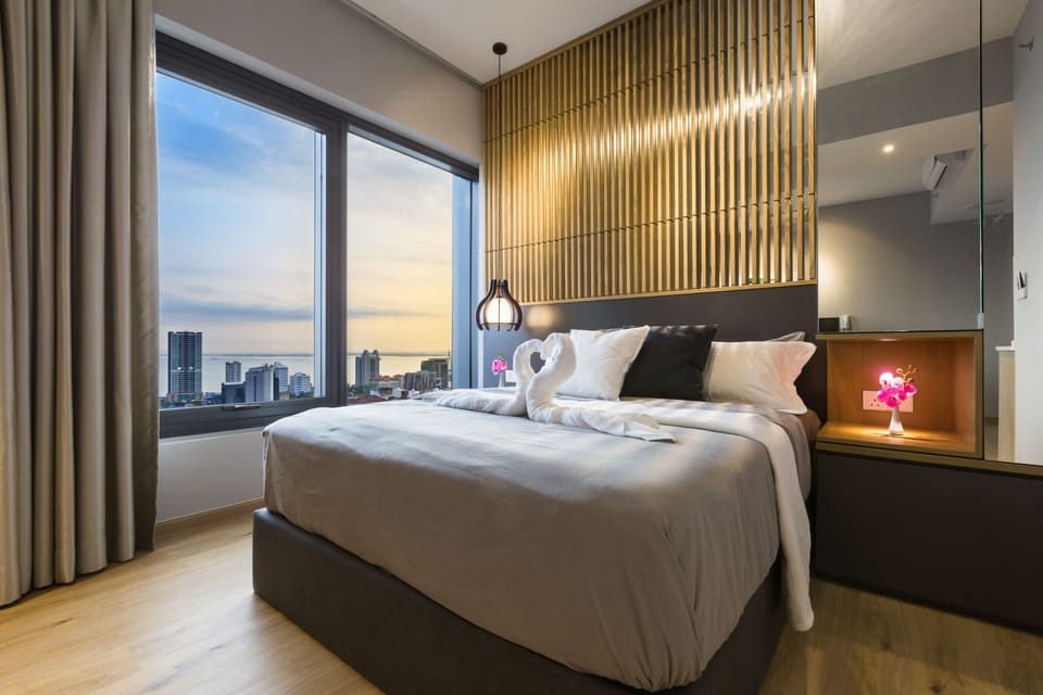Deluxe Studio Suite, Sea View | Individually decorated, individually furnished, blackout drapes