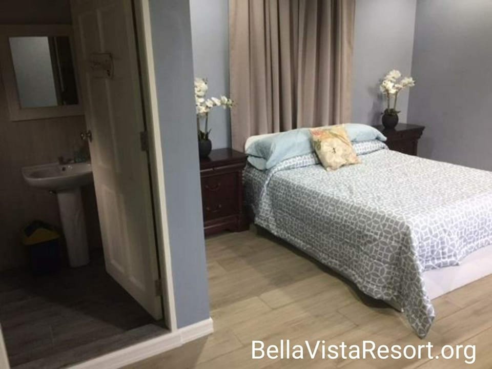 Desk, laptop workspace, cribs (surcharge), rollaway beds (surcharge)