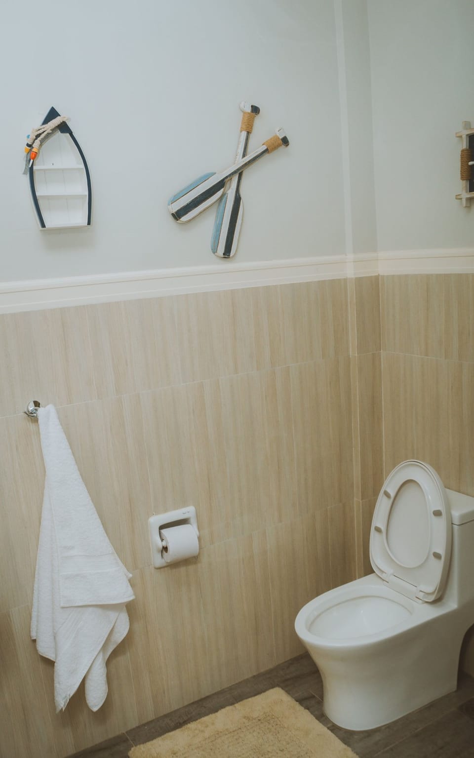 Shower, free toiletries, bidet, towels