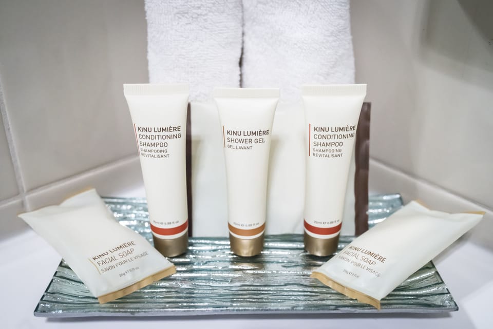Superior Room - 7 days Getaway Parking Package | Bathroom | Shower, designer toiletries, hair dryer, towels