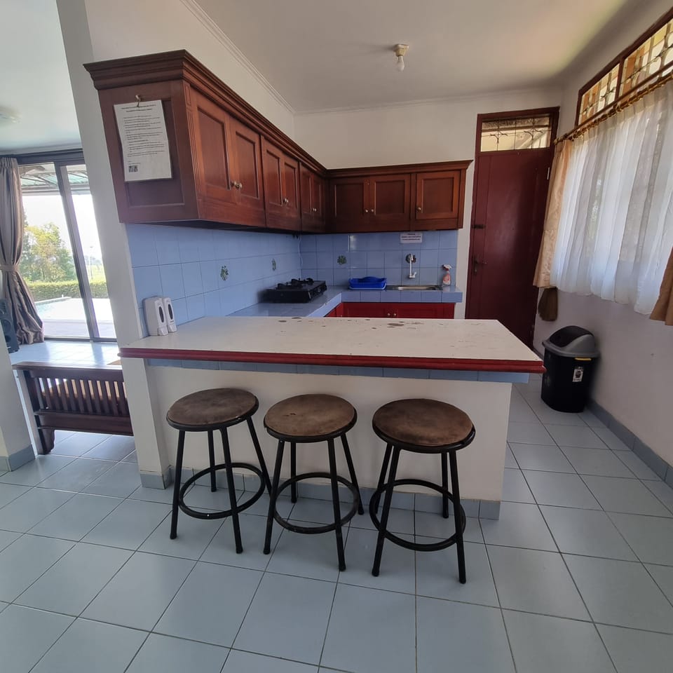 Full-size fridge, microwave, stovetop, dishwasher