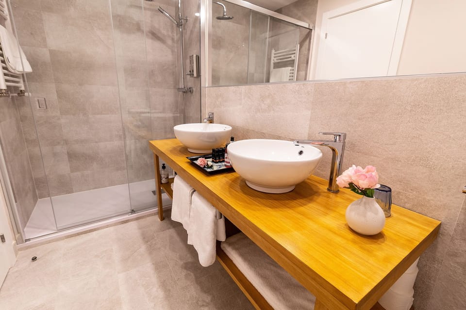 Shower, free toiletries, hair dryer