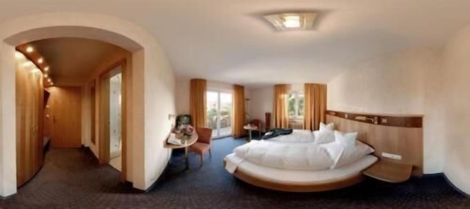 2 bedrooms, minibar, desk, iron/ironing board