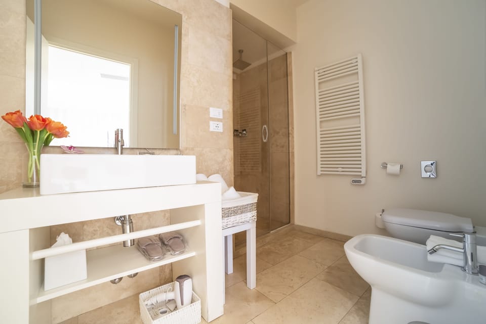 Luxury Room, City View | Bathroom | Shower, rainfall showerhead, free toiletries, hair dryer