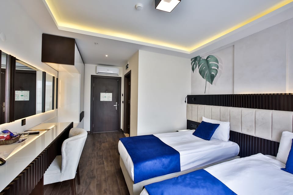 Hypo-allergenic bedding, minibar, in-room safe, desk