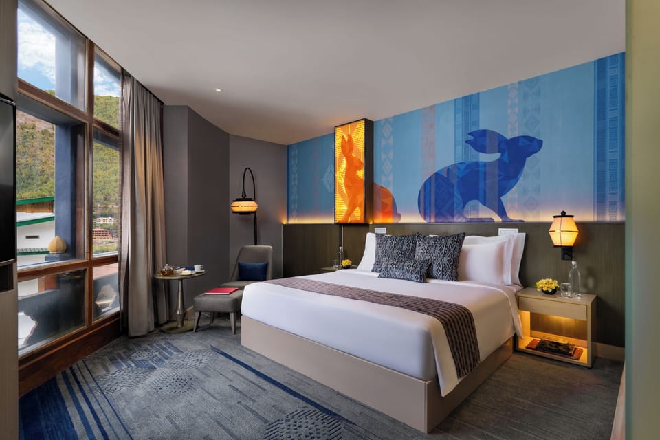 Deluxe Room, 1 King Bed | Minibar, in-room safe, desk, blackout drapes