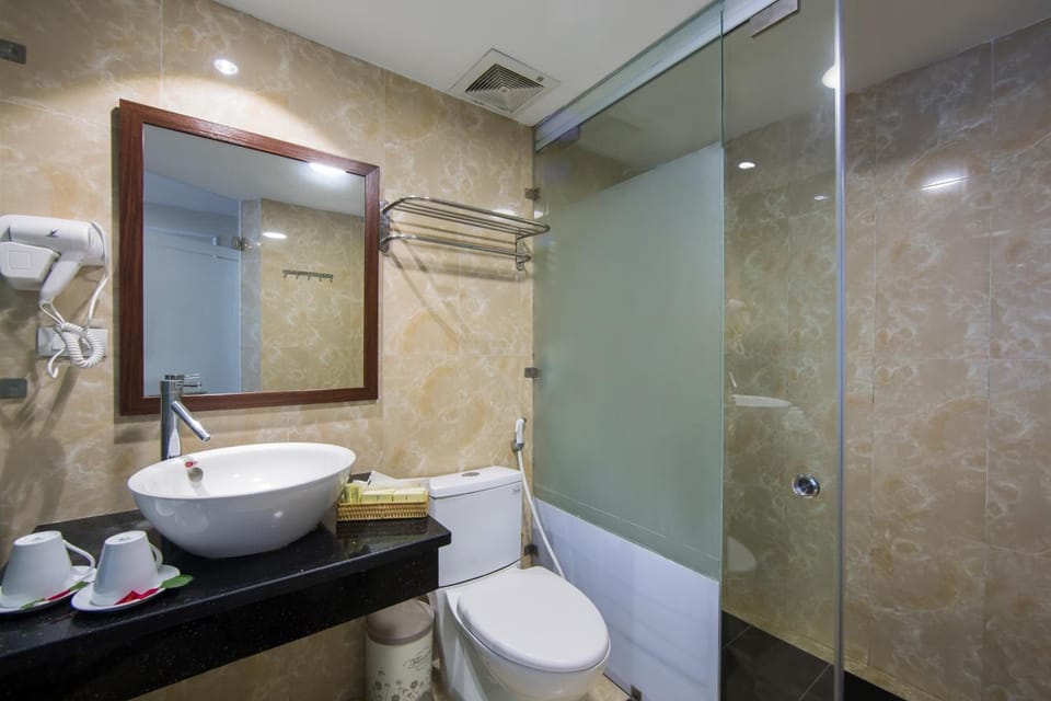 4 hours Dayuse Room | Bathroom | Shower, free toiletries, hair dryer, bathrobes