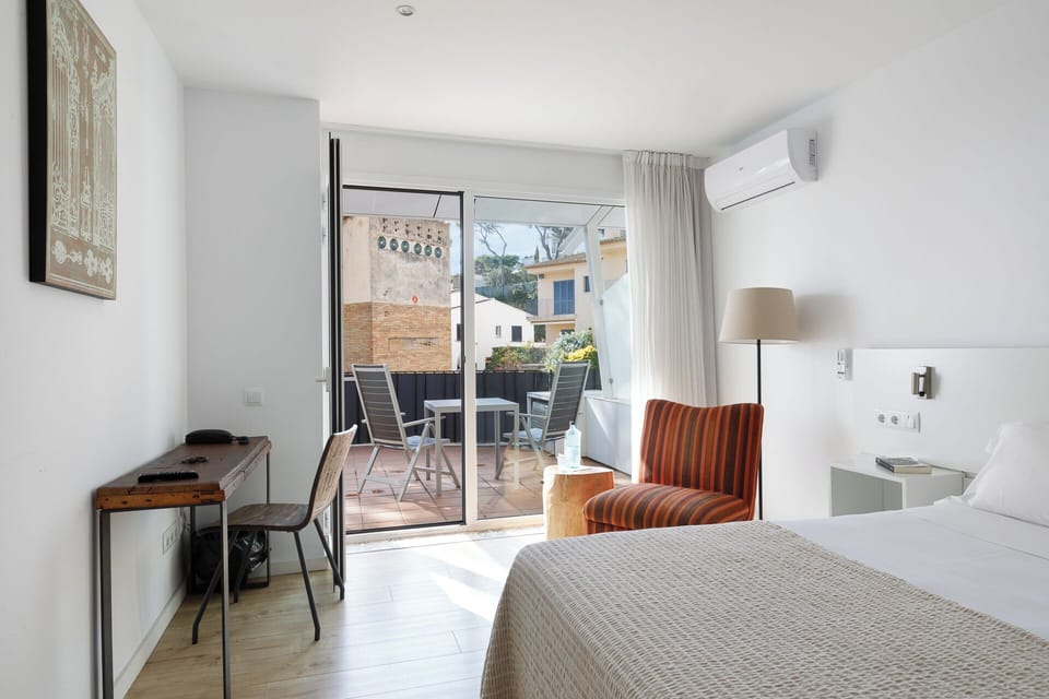 Superior Double Room, Non Smoking | 1 bedroom, in-room safe, desk, soundproofing