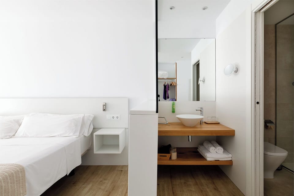 Superior Double Room, Non Smoking | 1 bedroom, in-room safe, desk, soundproofing