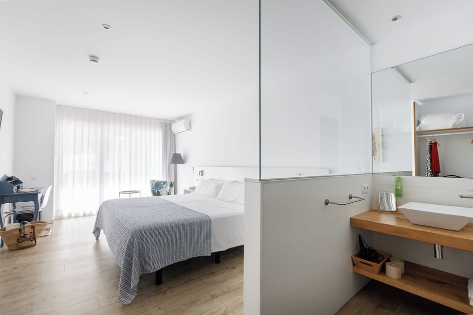 Exclusive Double Room, Non Smoking, Partial Sea View | 1 bedroom, in-room safe, desk, soundproofing