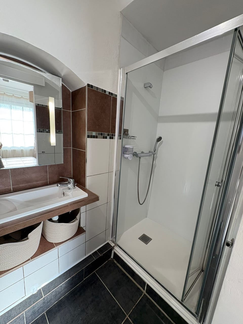 Comfort Double or Twin Room (Moliets) | Bathroom | Shower, hair dryer, towels