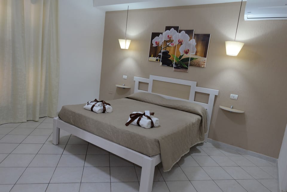 Double Room, Garden View | Minibar, in-room safe, desk, soundproofing