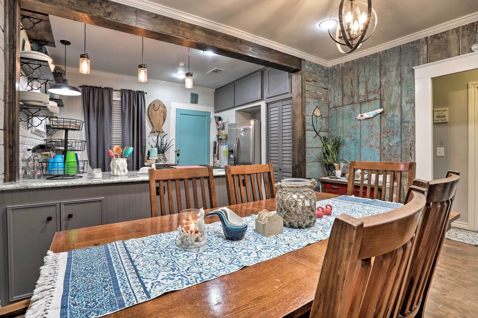 Dining Area | Dishware/Flatware Provided