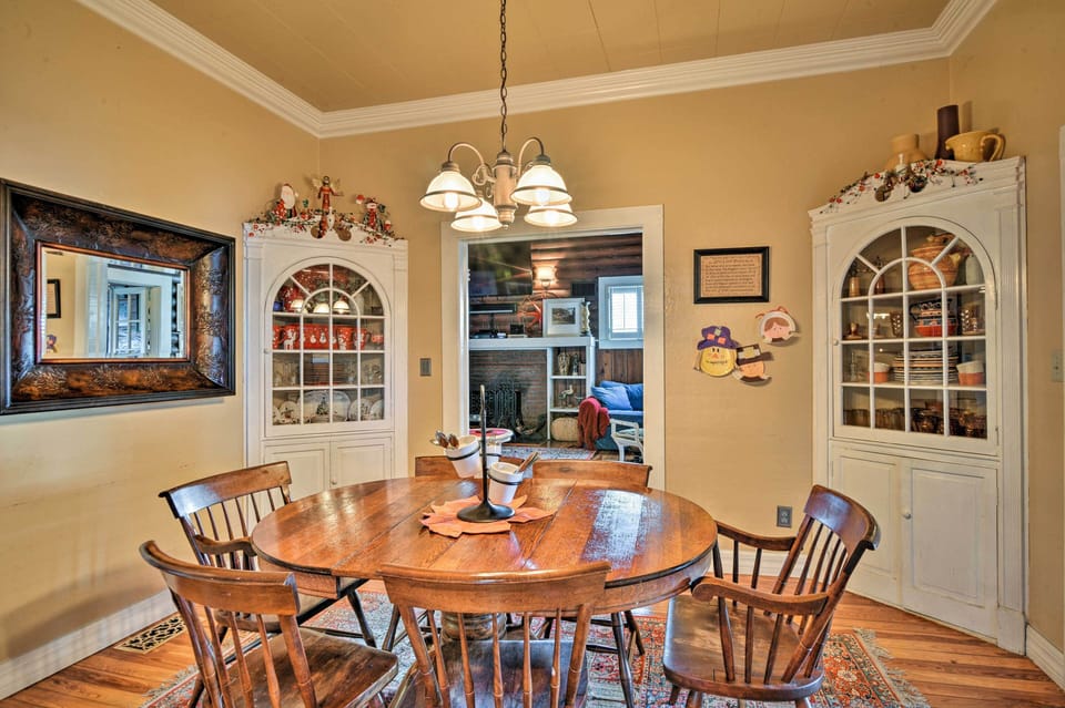 Dining Table | Dishware & Flatware Provided